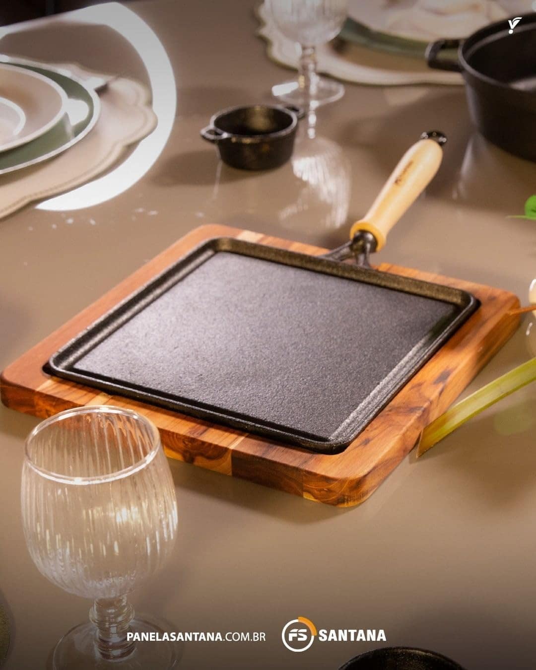 Bifeteira Quadrada de Ferro Fundido Com Base de Madeira 7307... - Image 3